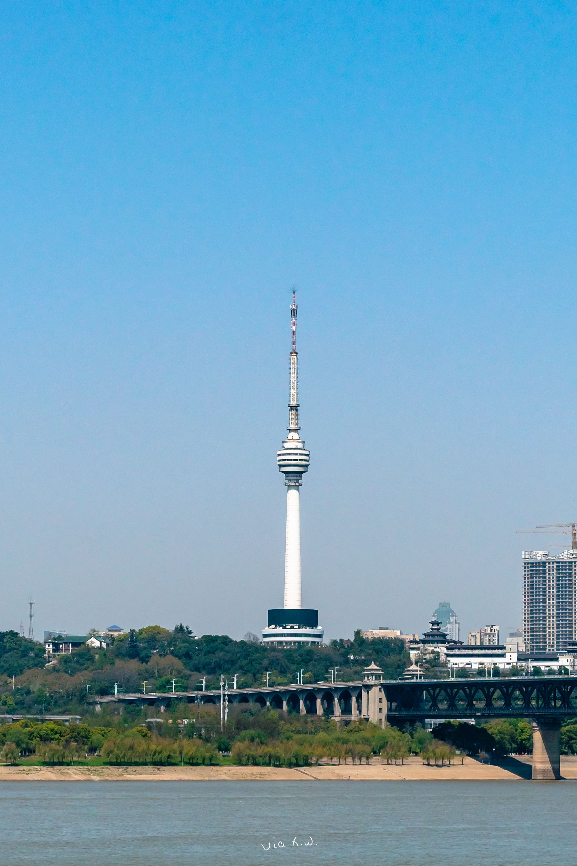 正午的龟山电视塔