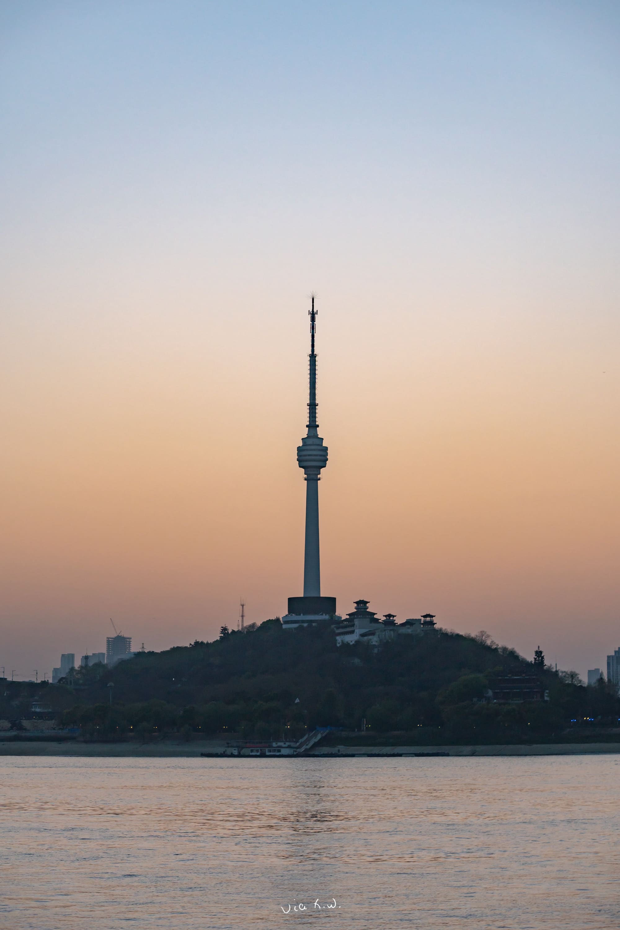夕阳下的龟山电视塔