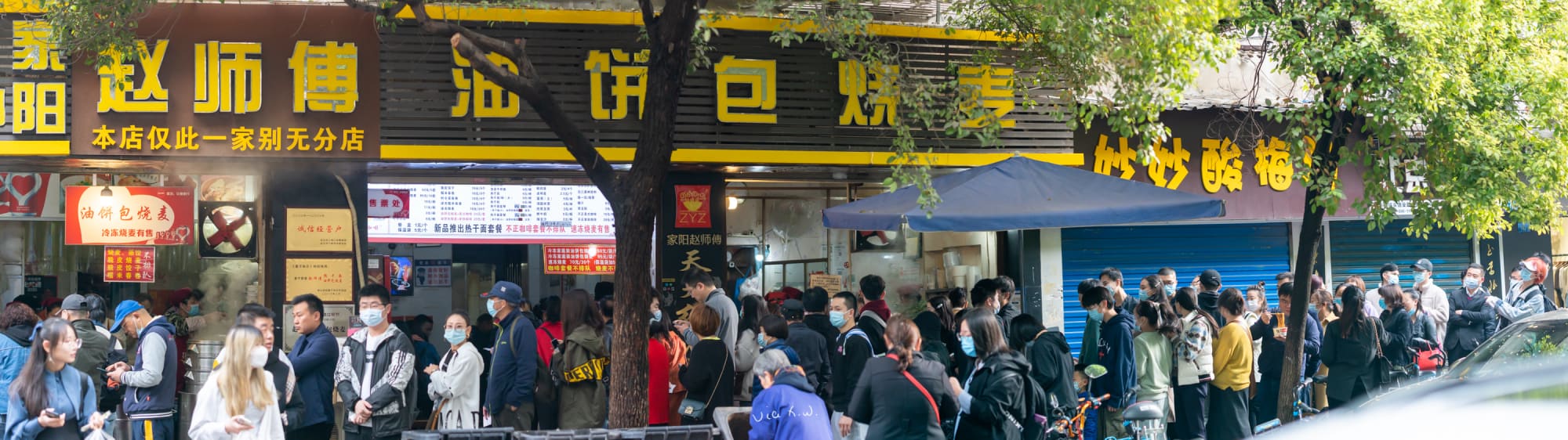 长长的队伍，真的好多人