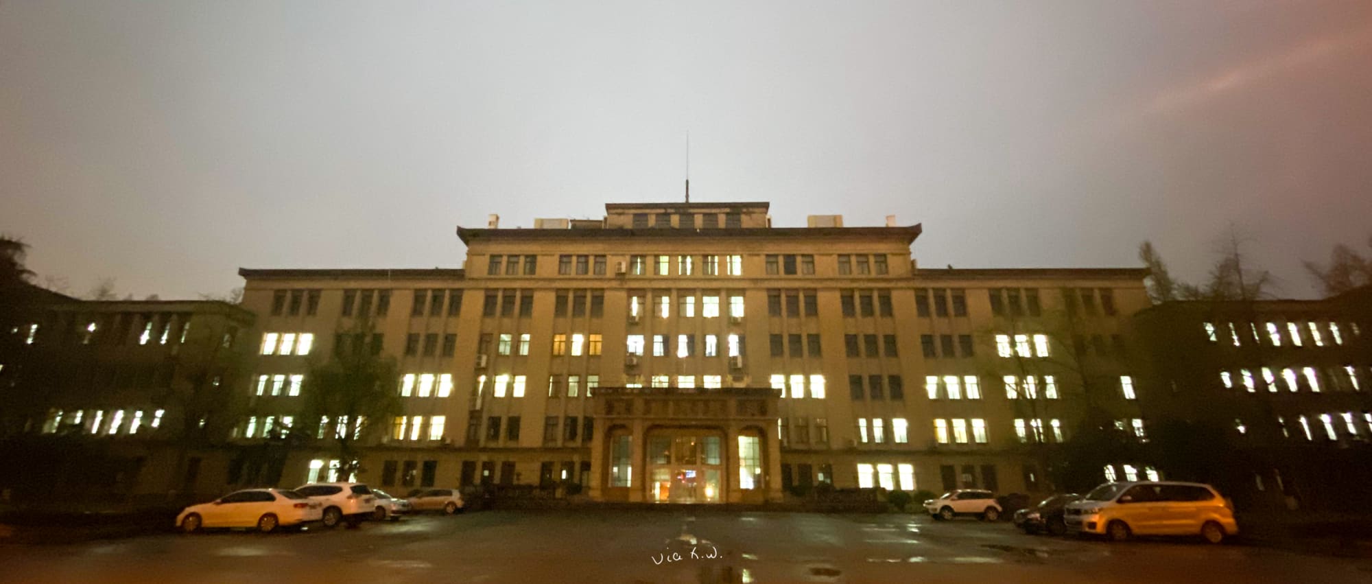 余区的第一教学楼，上世纪 60 年代建成，属于苏式建筑