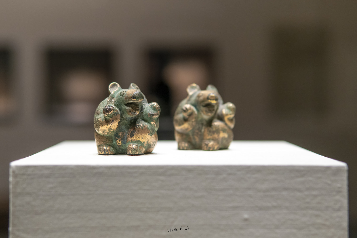 鎏金熊形青铜镇