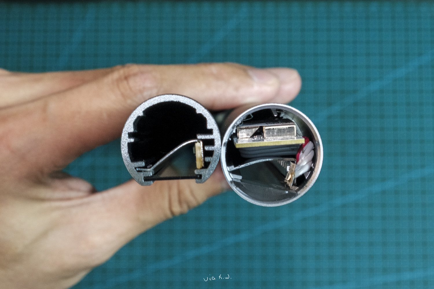 明基 ScreenBar Plus 与 Yeelight 挂灯内部结构